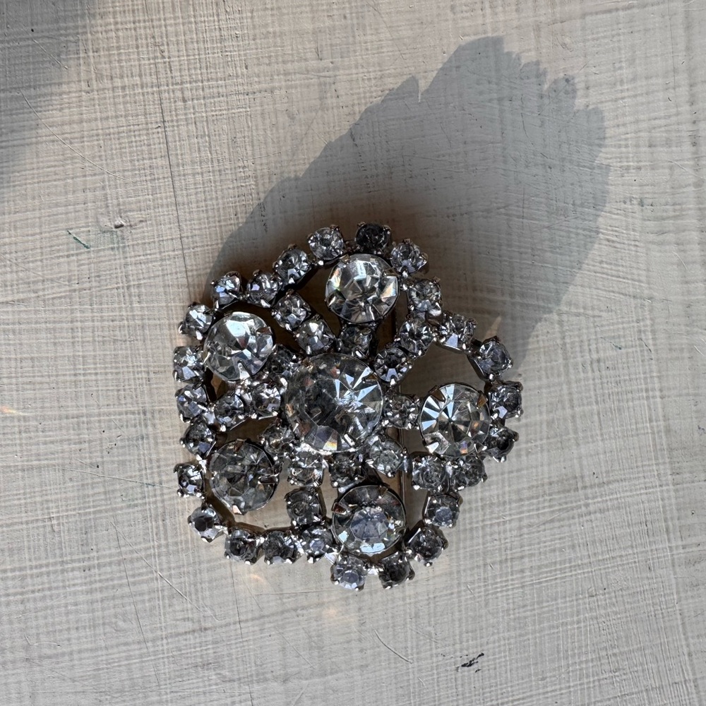 Elegant vintage Crystal Brooch